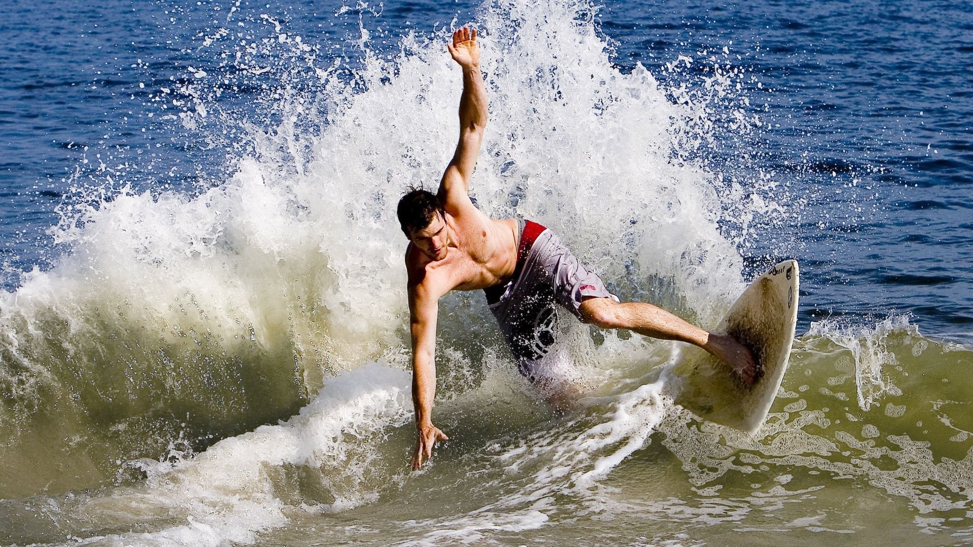 尼尔·巴特尔与队友默契配合，共同筑起袋鼠队坚实防线，尼尔巴特莱特