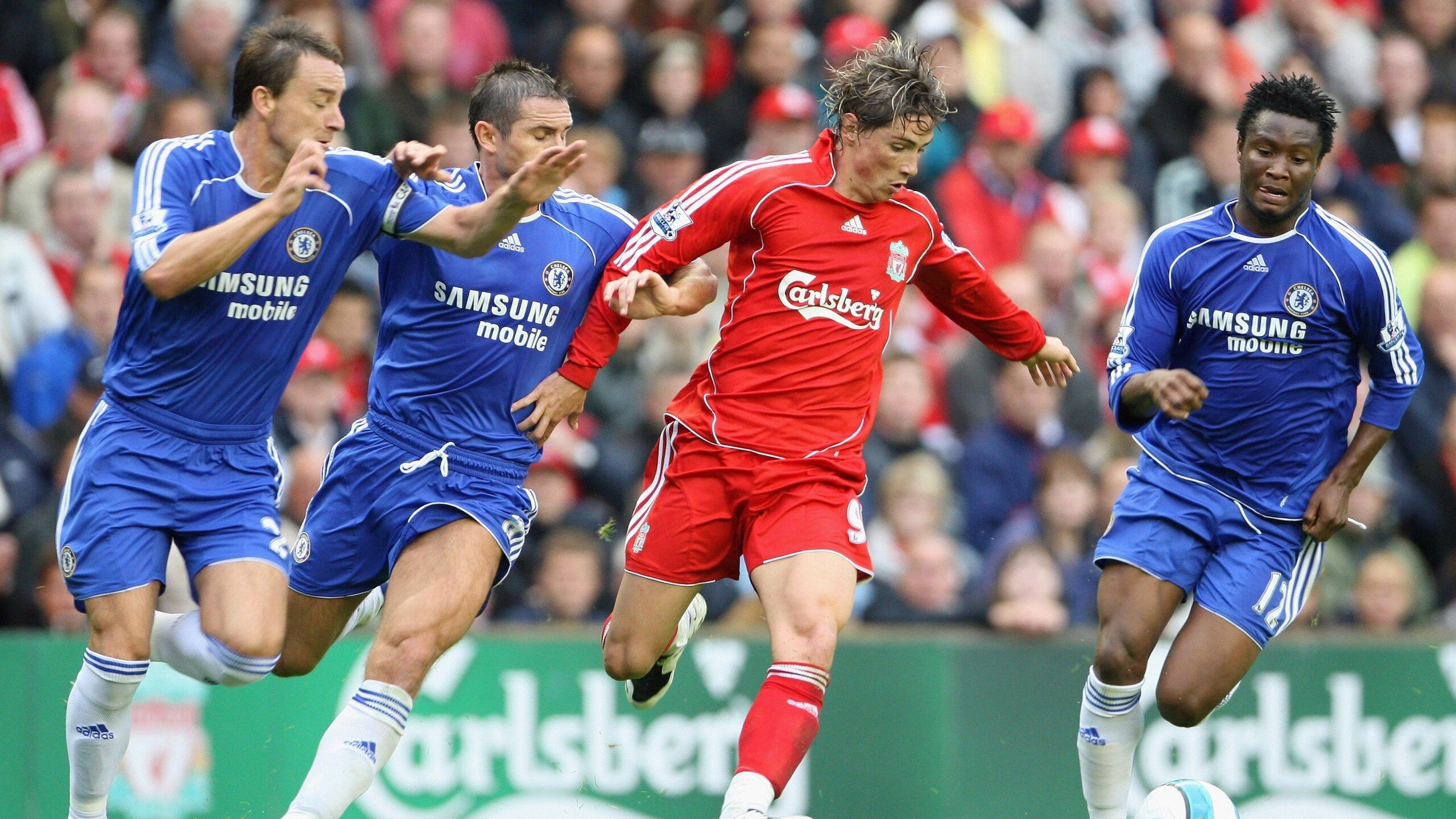 尼尔·巴特尔与队友默契配合，共同筑起袋鼠队坚实防线，尼尔巴特莱特